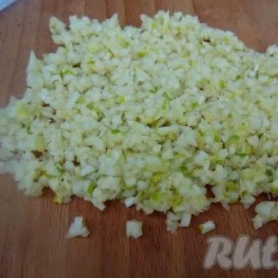 Aromatizēts ķiploku sāls ēdiena gatavošanai: pagatavo pats