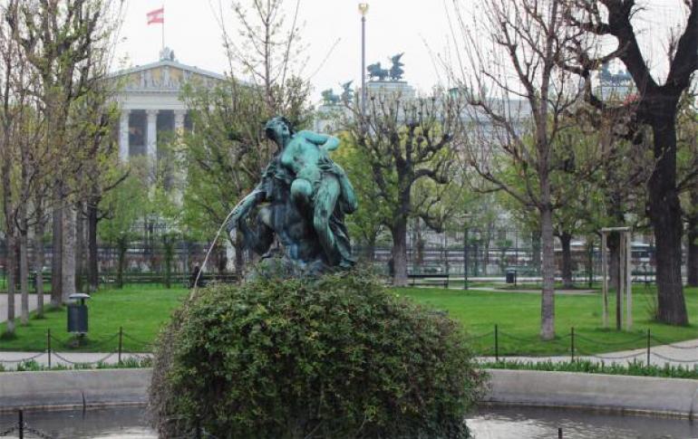 Volksgarten - le jardin du peuple de Vienne Certes, ce qui nous a surpris, ce ne sont pas les bancs et les pelouses, mais le nombre incroyable de roses dans le parc